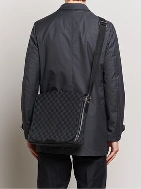 💥FLASH SALE💥Authentic Louis Vuitton Damier Graphite Daniel MM Bag